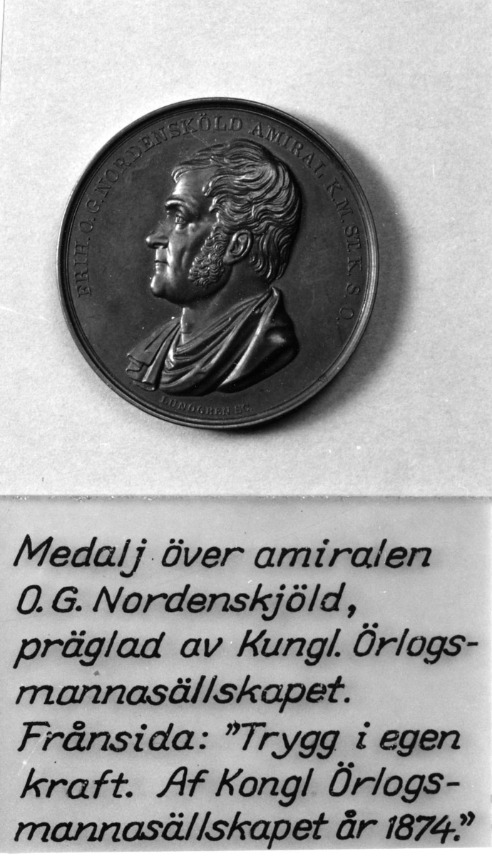 Åtsidan: Bröstbild av O. G. Nordenskjöld i mantelveck
Frånsidan: Ett linjeskepp under segel på havet.