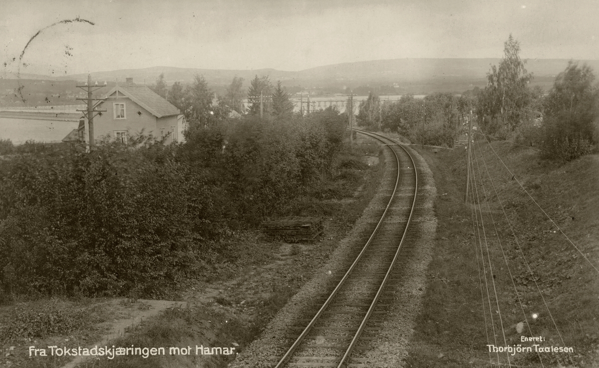 Postkort, Stange, Sandvika, Bekkelaget, jernbanesporet gjennom Tokstadskjæringa, et hus langs Sundvegen,