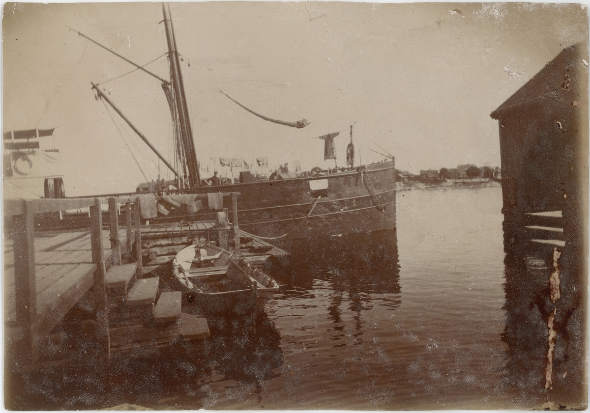 Fartyg vid brygga, Öregrund 1897