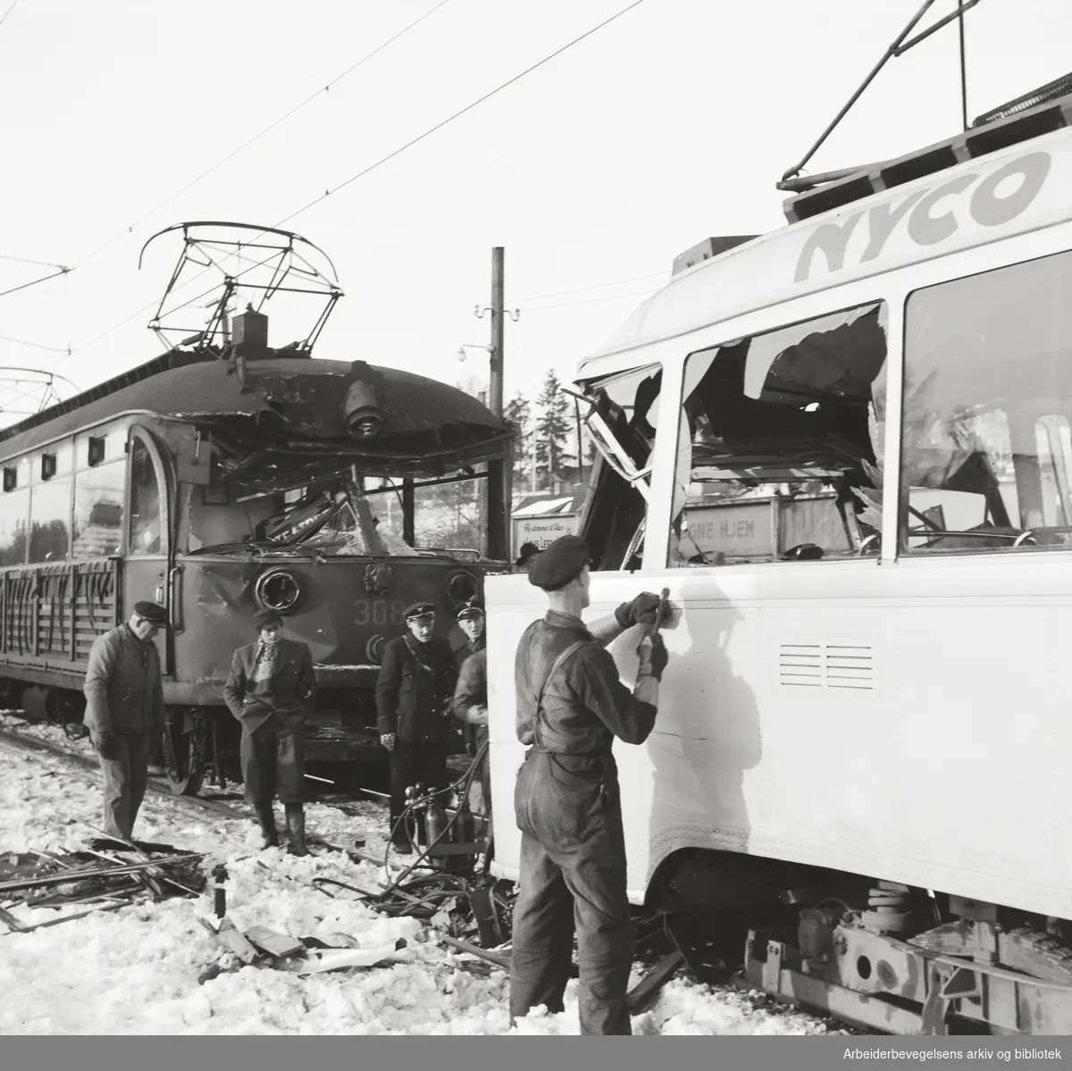 Kollisjon mellom to vogner på Bærumsbanen ved Egne Hjem stasjon. En vognfører og en konduktør ble skadet og lagt inn på Bærum sykehus. 11/2.1952