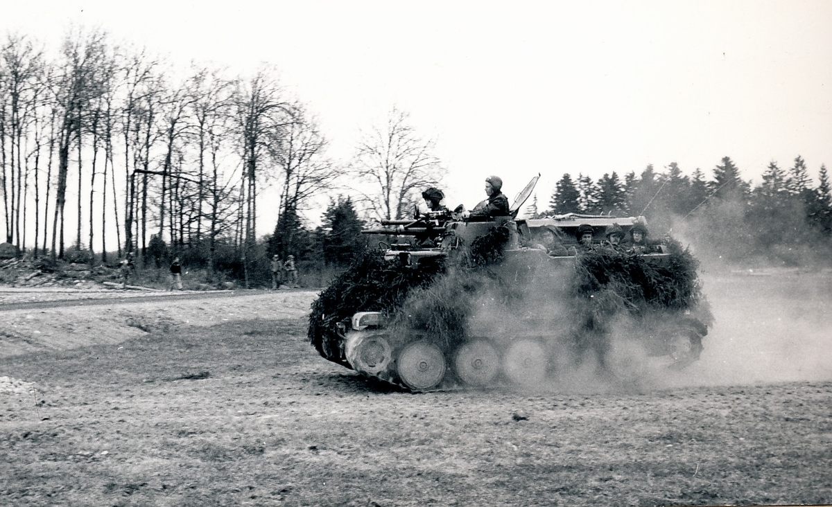 Regementets och försvarsområdets dag den 4 maj 1974

Stridsförevisningar på Uppgårdsgärdet, här pansarbandvagn 302.