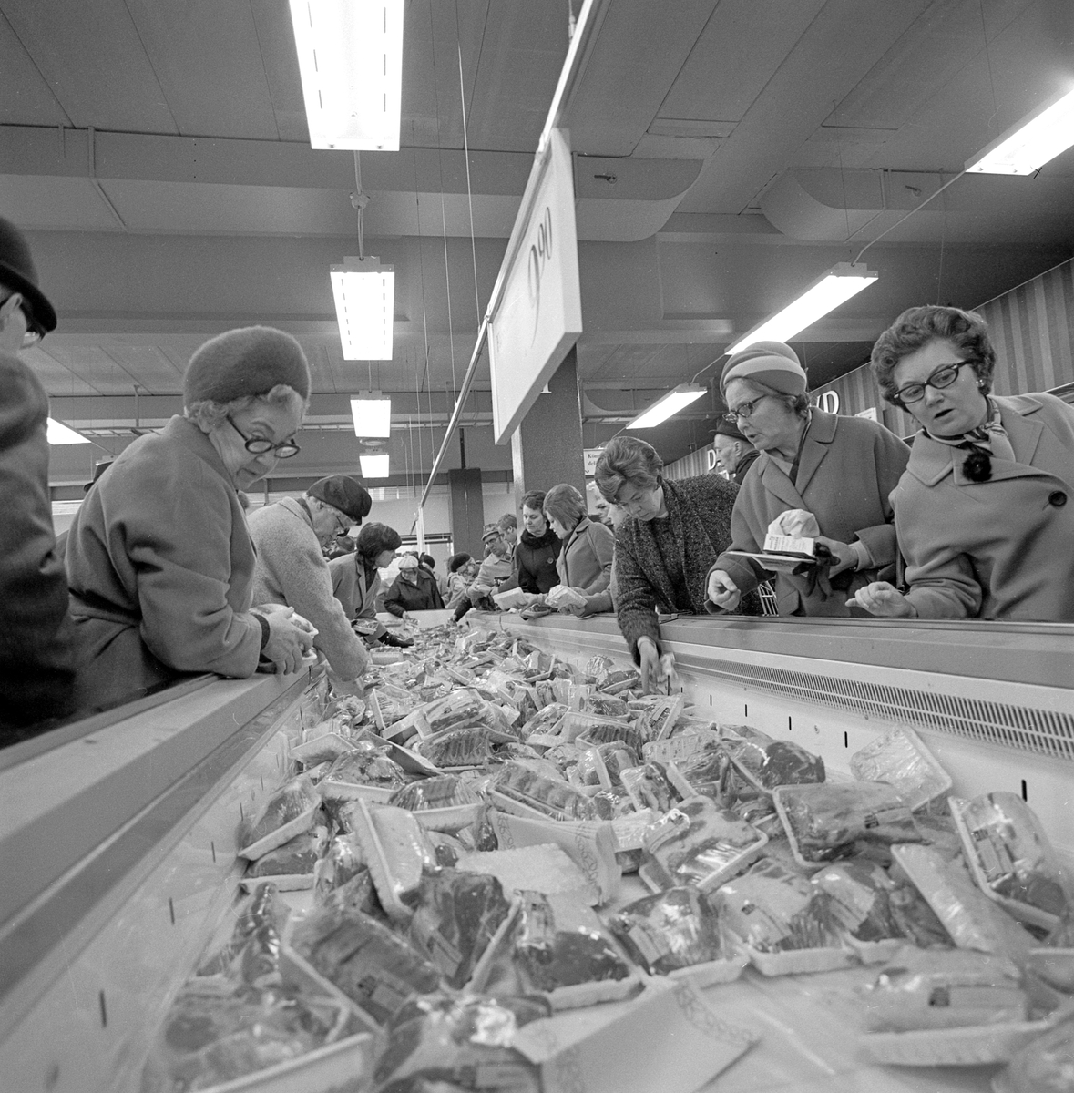 Med till synes lockande erbjudanden öppnade Domus i Skäggetorps nyinvigna köpcentrum 1971.