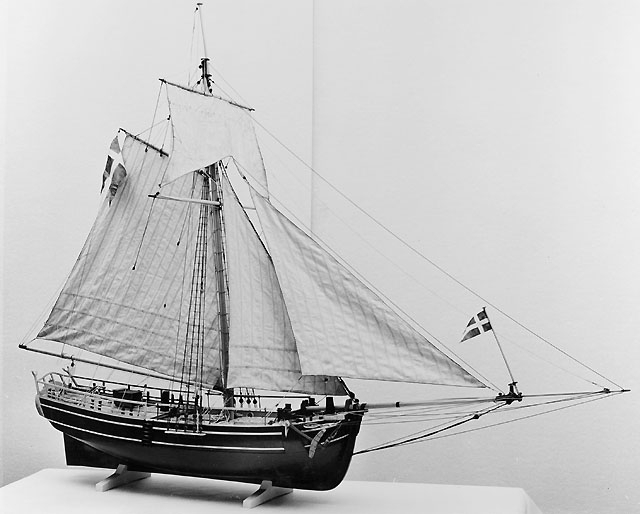 Modell av postjakten Konung Gustaf, byggd av ek på kravel i Stralsund år 1775 enligt ritningar av Fredrik Henrik af Chapman.

Fartyget uppehöll trafik mellan Ystad och Wittow/ Wittau på Rügen, 1775 - 1795

Skala 1:30.