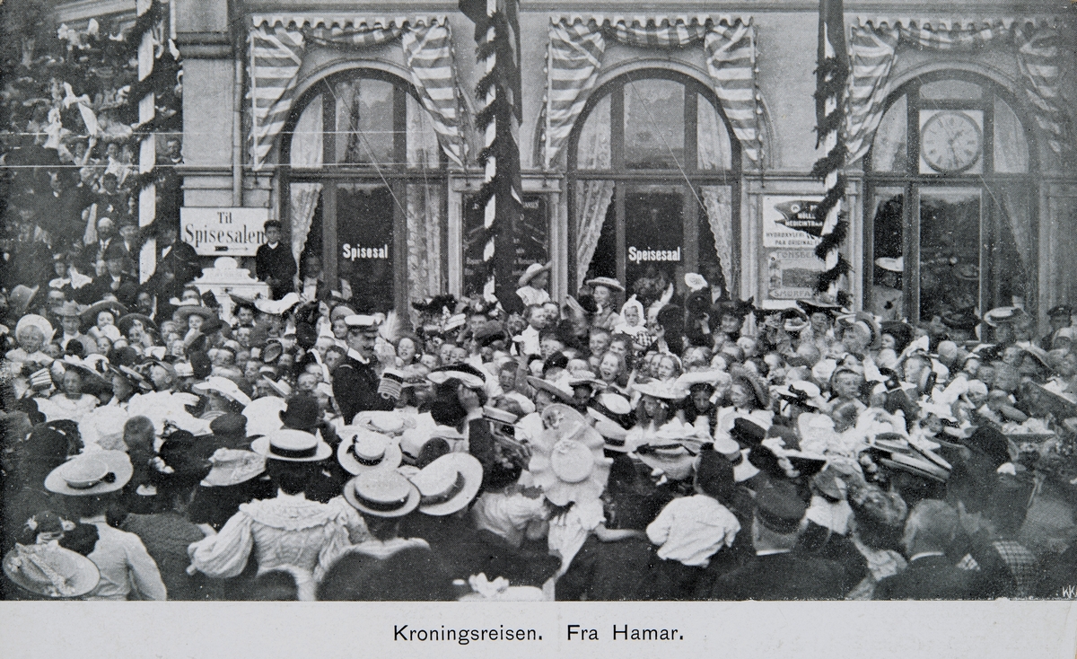 Postkort, Hamar, rastertrykk, Hamar stasjon, jernbanerestauranten, kroningsreisen 1906, mye folk på perrongen som hilser kongefamilien velkommen,