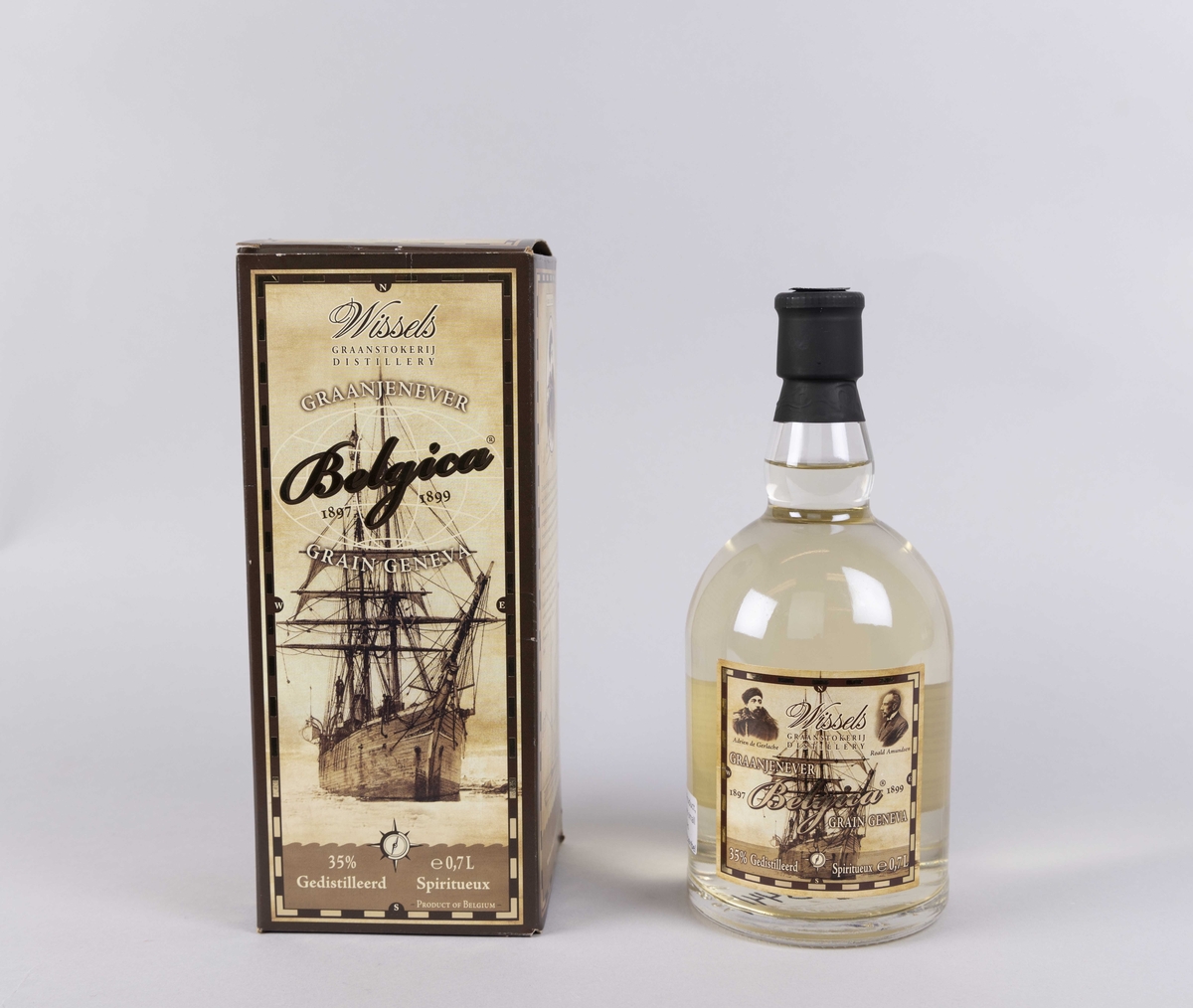 Etikett på geneverflaske med motiv av skipet BELGICA samt protrett av Addddrien de Gerlache og Roald Amundsen.