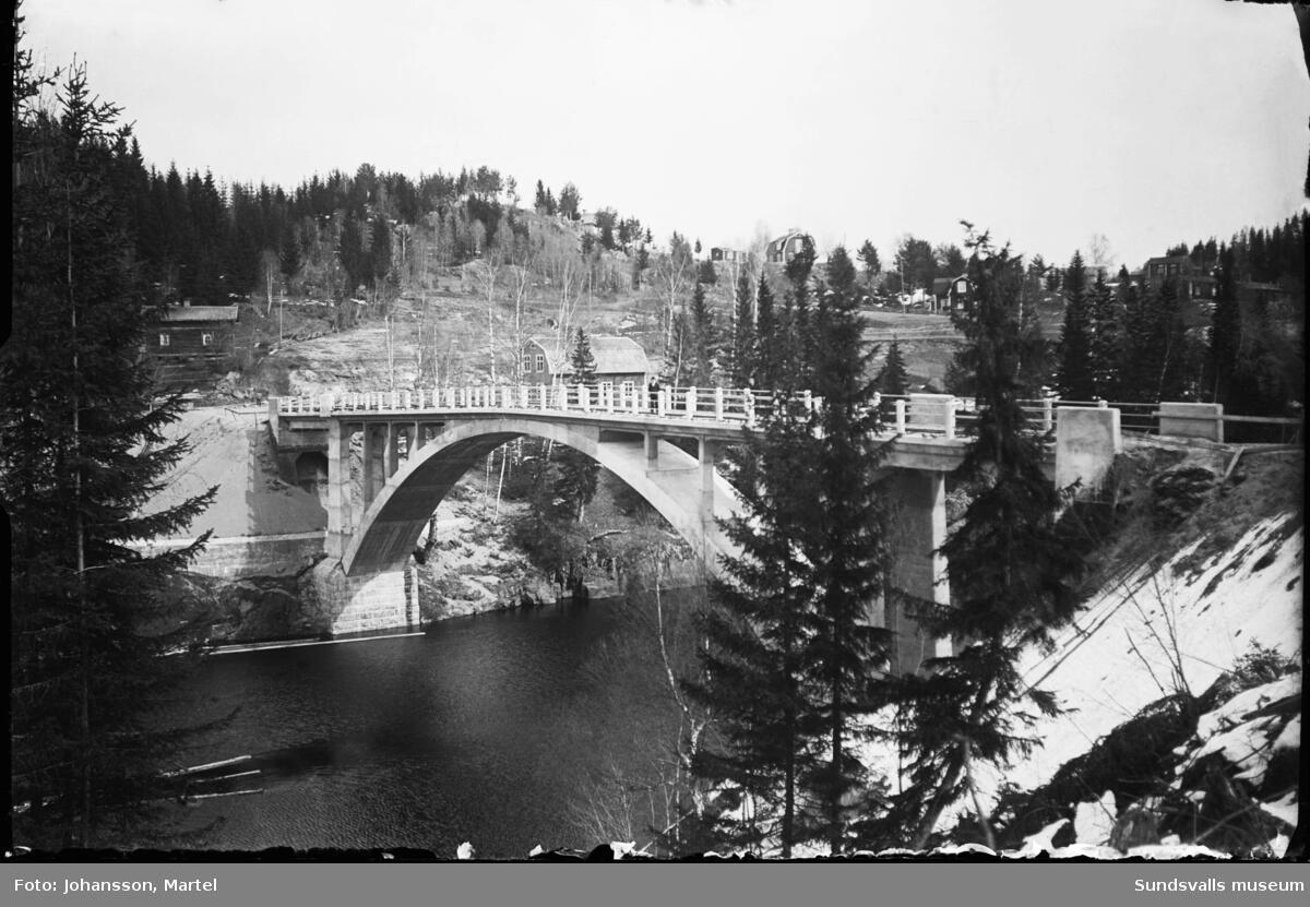 Den nybyggda bron över Ljungan i Viforsen som stod färdig i oktober 1922.