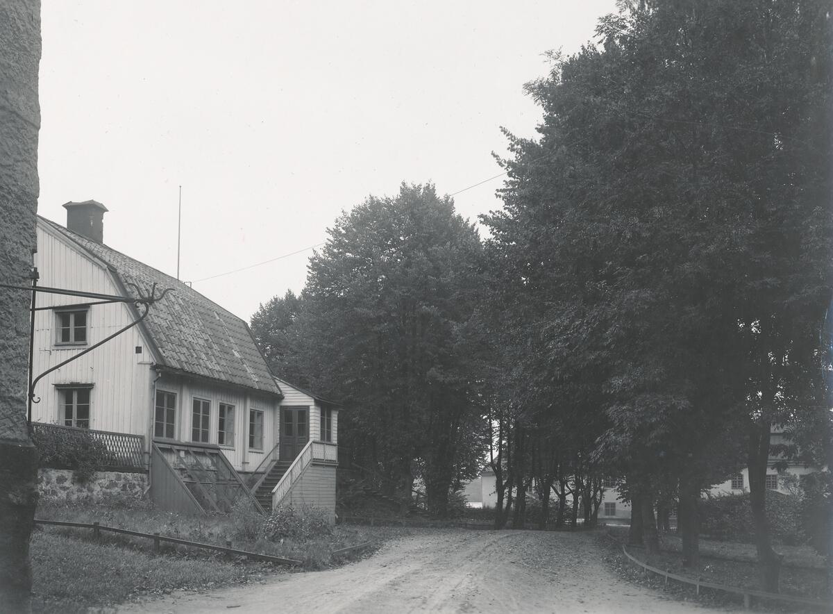 Kontorsskrivareboställe tillhörande Danviks hospital. I samband med bygget av Danvikskanalen 1918-1920 revs samtliga byggnader på hospitalsområdet förutom  hospitalsbyggnaden, som idag är restaurerad. Foto oktober 1915.