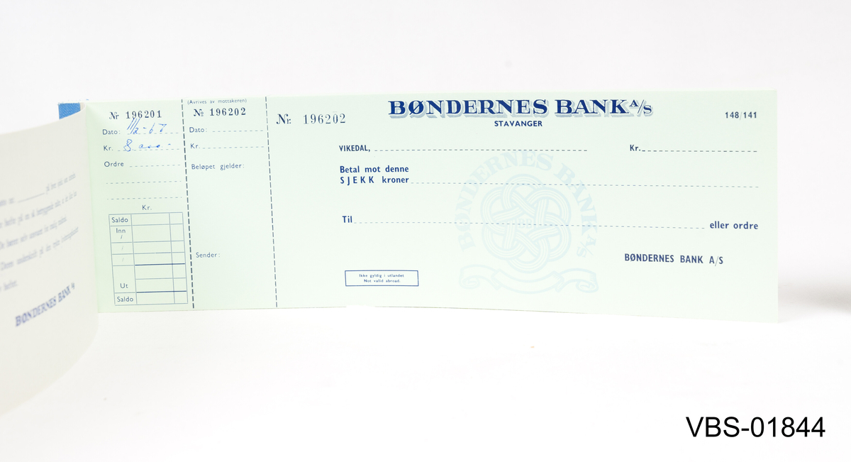 Brukt sjekkhefte fra Bøndernes Bank A/S, Stavanger.
I grå papp omslag, med 100 sider.
Det eneste arket som brukes inne tilsvarer til: 8.000 Kr. 11/2-67