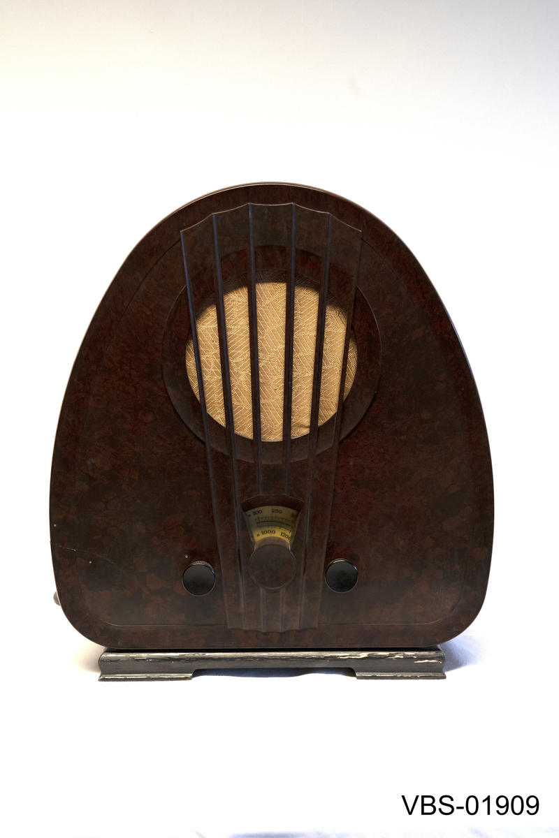 Elektrisk radio, oval i form, bredere nederst.
Radio PHILIPS Super Inductance 834. produsert i 1933.