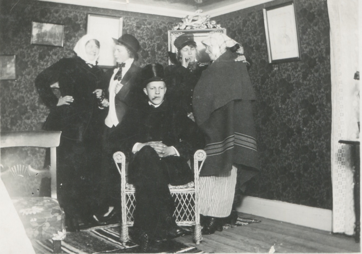 Amatörteater i Backen "Smens" 1920-tal. Med på bild är bland annat Signe Fredriksson, Elin Rothvall, Astrid Gustafsson och systern Ingeborg Gustafsson.
Relaterat motiv: A0692.