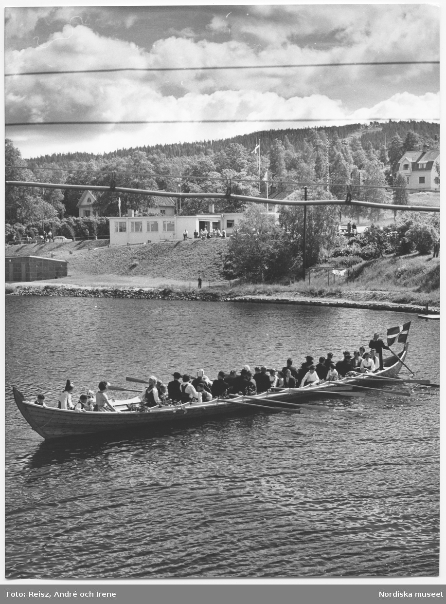 Dalarna. Kyrkbåt på Siljan vid Rättvik på väg till kyrkan för Midsommargudstjänst.