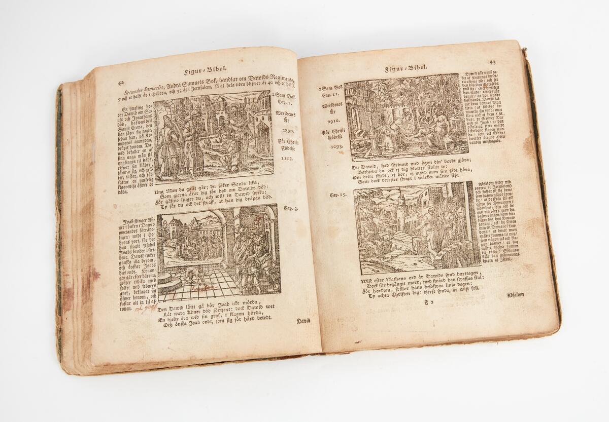 1. Figurbibel tryckt 1777. Tryckt i Västerås.

2. Bildmaterial ur Svensk 1600-talsbibel. (GUSTAV II ADOLF BIBEL, Stockholm 1618).
C:a 100 bilder monterade på kartong. (enligt följesedel).