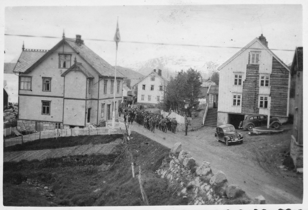17. maitog på Sjøvegan i Salangen. Et hus er under restaurering til høyre i bildet.
