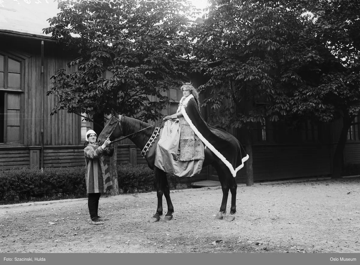Akershusfestlighetene, kvinne, "Prinsesse Ingeborg" til hest, mann, kostymer