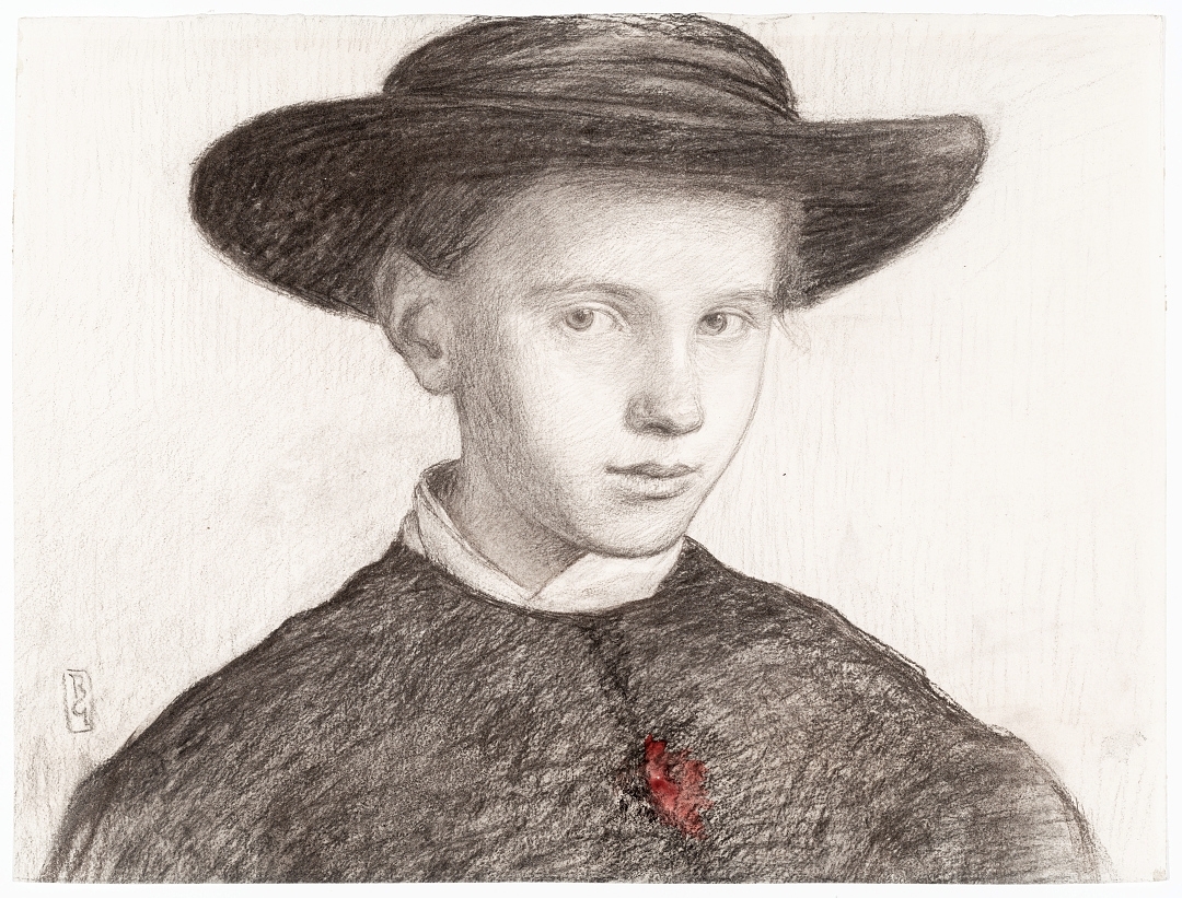 Ung person i 3/4-profil mot høyre med bredbremmet svart hatt. På brystet er det lagt inn en rød flekk med akvarelltone.