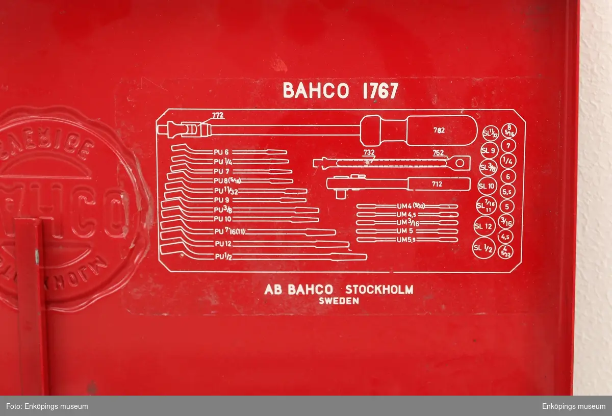 Verktygssats i rödfärg innehållande 16 nycklar, 1 spärrskaft med förlängare, 1 hylsmejsel och 16 hylsor.