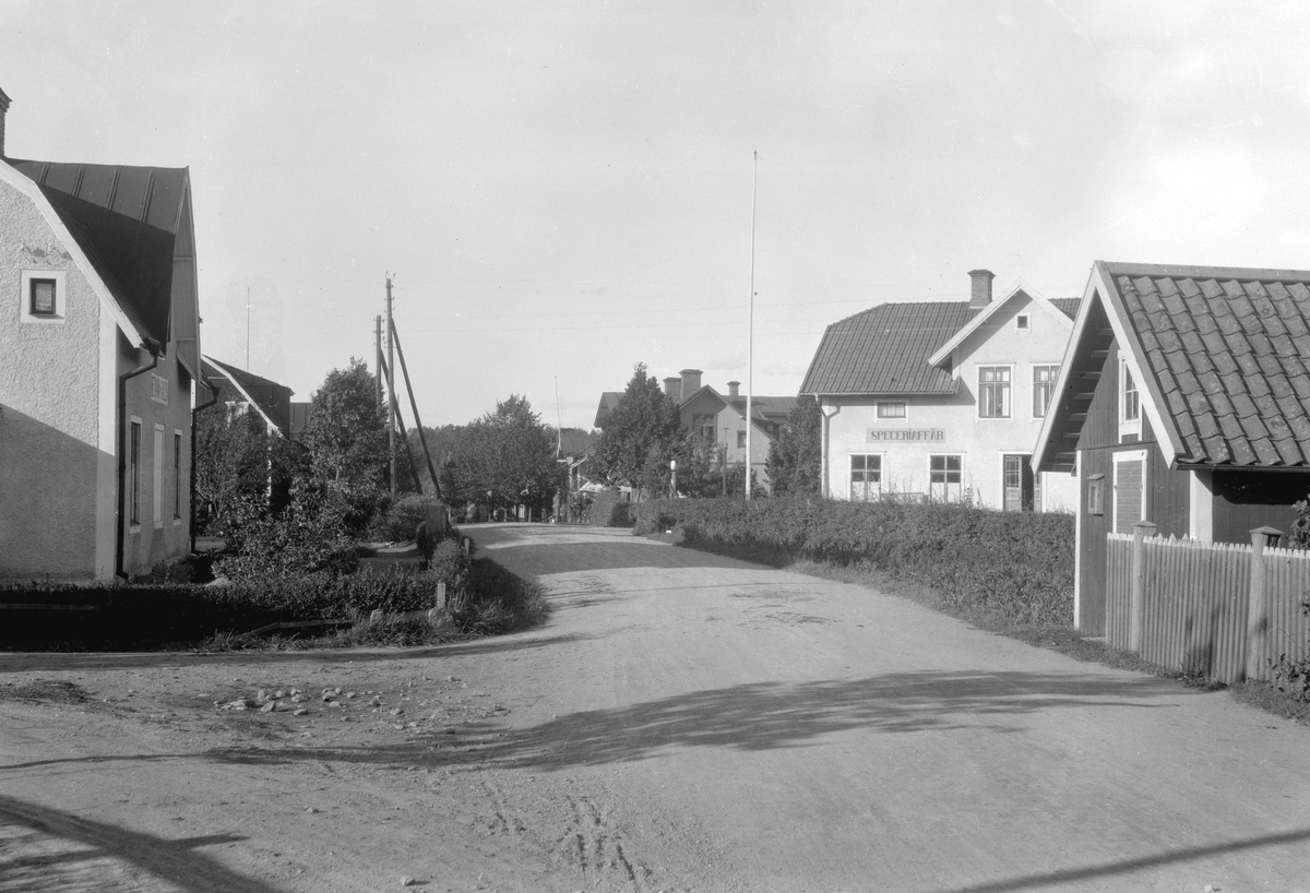 Ljungsbro omkring 1925. Vy norrut från dagens Norra Cloettavägens skärning med Jacobslundsvägen.