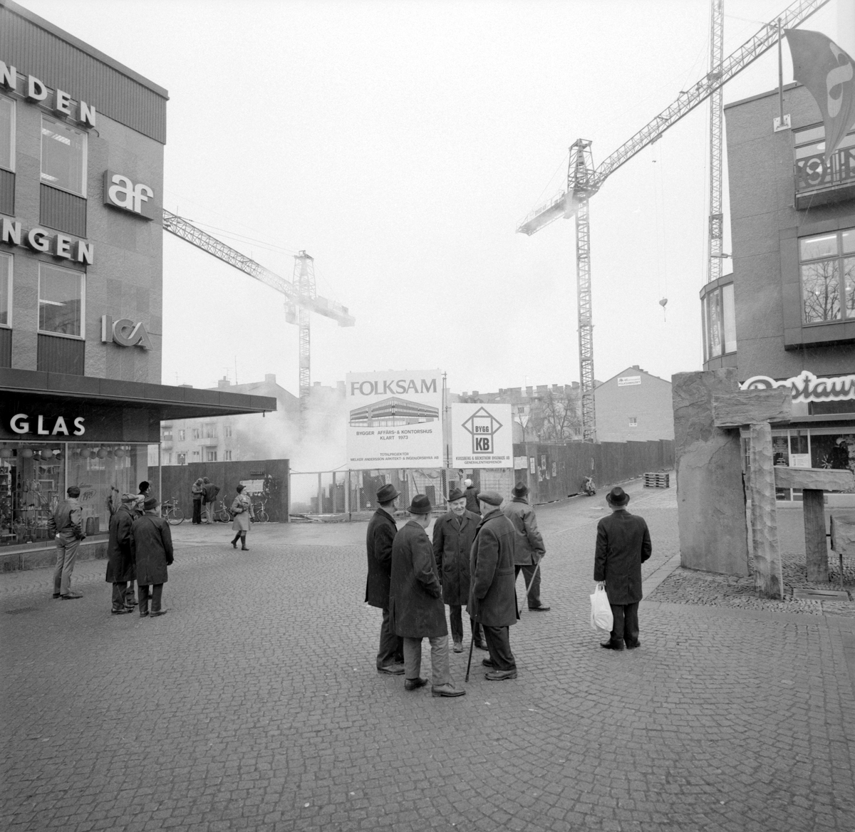 Det så kallade Folksamhuset under uppförande våren 1972. Beställare var som epitetet anger Folksam och för bygget stod Kvissberg & Bäckström. Med byggnationen sanerades den sista resten av sammanhållen träkåkbebyggelse i centrala Linköping.