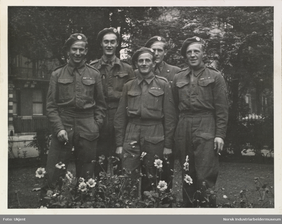 Sprengningspartiet under Gunnerside operasjonen samlet i London. Fire av de kledd i Britisk Battle uniform, en i offisertjeneste uniform med Sam Brown belte.