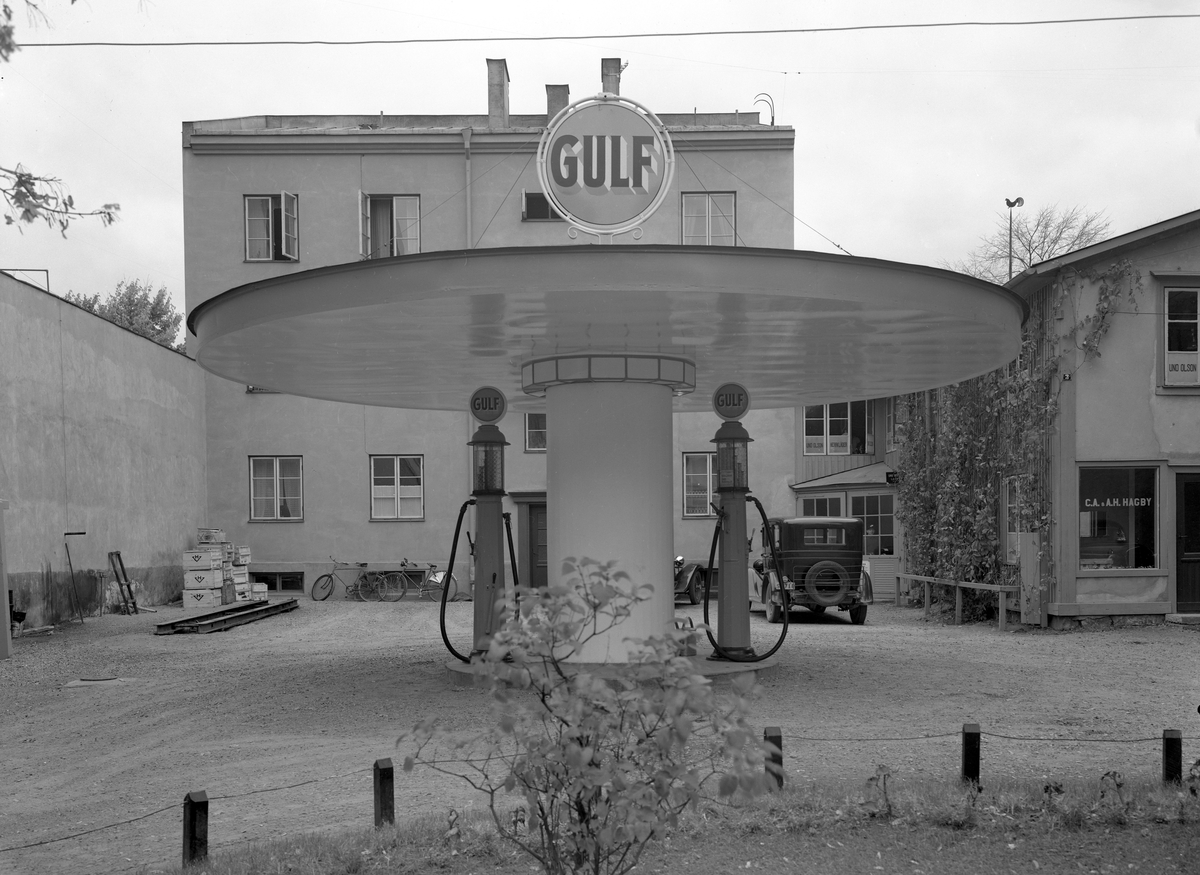 Gulf bensinstation på Järnvägsgatan 3 i kvarteret Jägaren. Bilden tagen 1938.