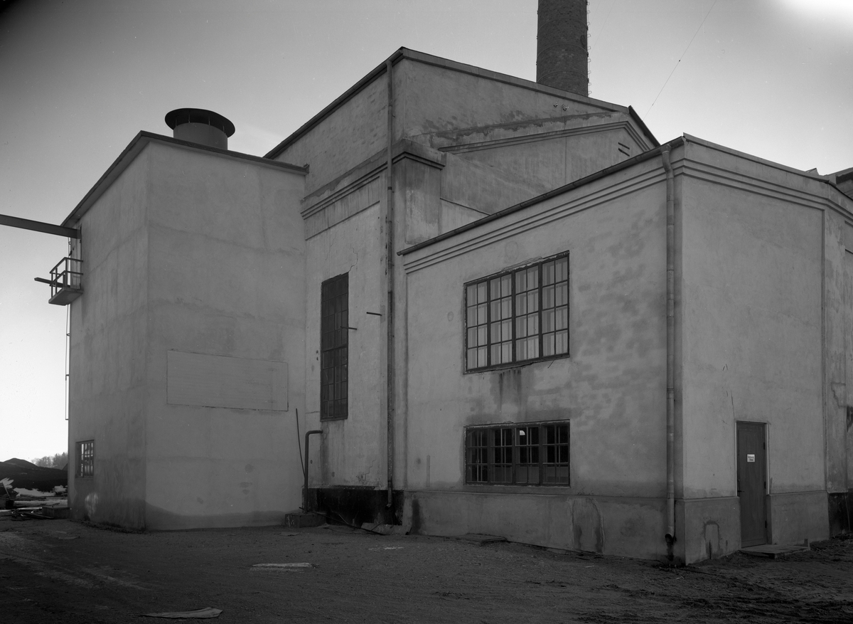 Karlstad elverk 1939. Elen producerades av ångdrivna turbiner. Anläggningen avvecklades 1952 då det nya kraftvärmeverket vid Lambergskanalen varit i bruk några år. På samma plats längs Tullhusgatan uppförs en förvaltningsbyggnad för kommunen (2014).