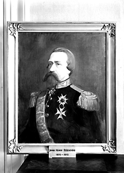 Avporträtterad man i uniform. Namnskylt på tavlan: Johan Henrik Rosensvärd, 1870 - 1873.
Fotografens ant:Tavlor. (Residenset)