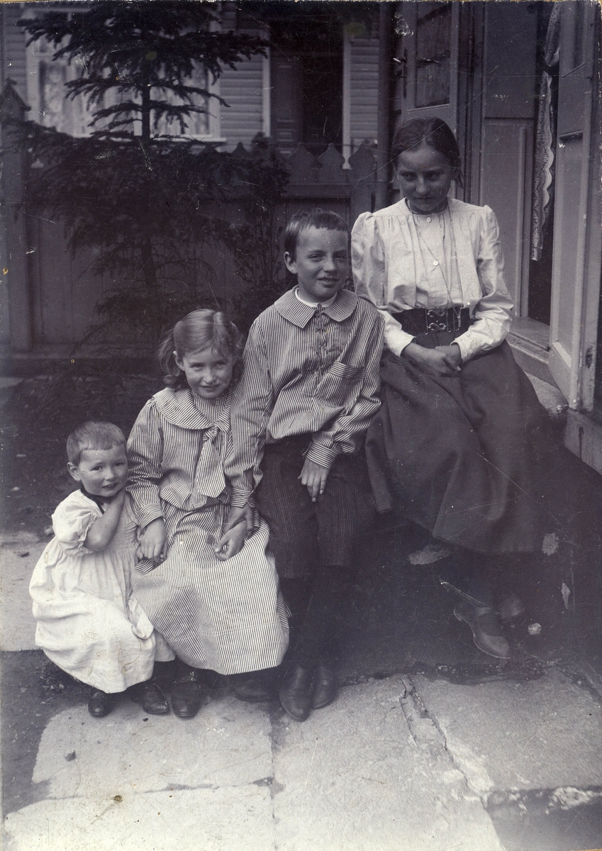 4 barn utenfor hus.