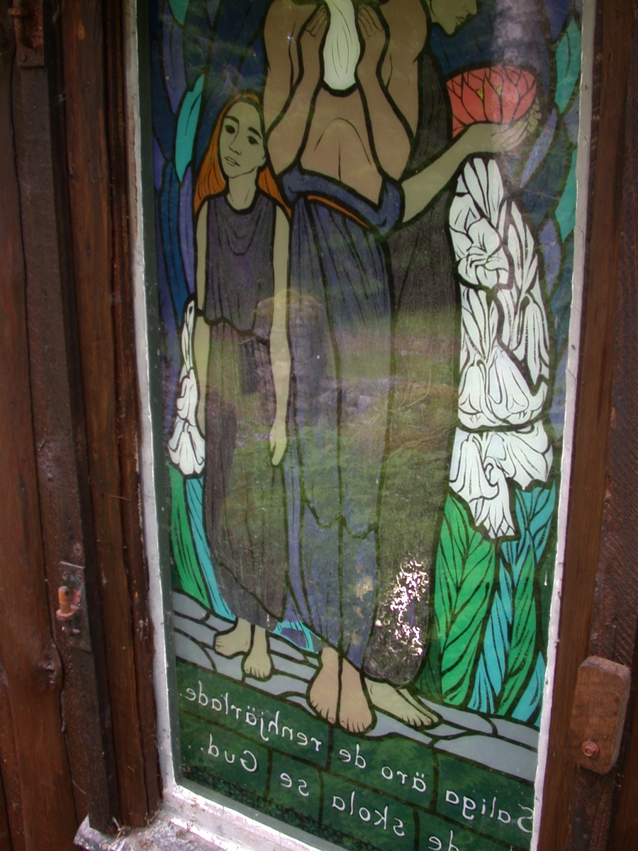 Glasmålning med motiv av saligprisningarna i Klintens kapell i Filipstad. Kapellet byggdes och utsmyckades av Karin Fryxell 1955-1965.