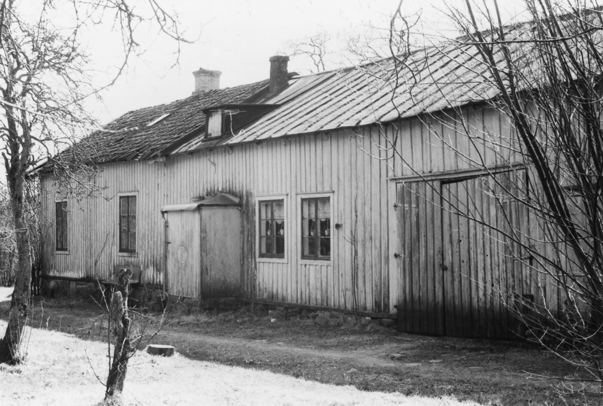 Affären i Guntofta1:4, Släp, tidigare Börje Månsgård. Här bedrevs lanthandel och lantbruk 1850-1957 och därefter beboddes gården av syskonen Hansson fram till 1981.
Bild 2: Affären från östsidan.
Bild 3: Den äldsta affärsingången. Två sammanlänkade huskroppar med en ingång på vardera gavel.