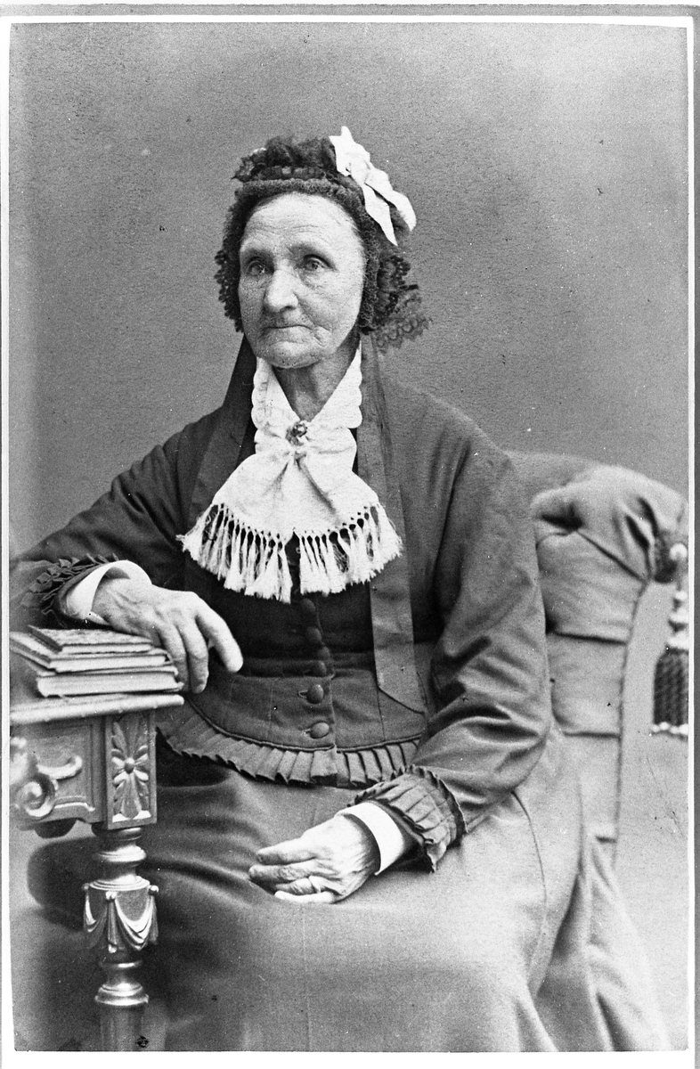 Kvinneportrett. Marte Marie Enger, Gudbrandsbakken. Født 4/5-1836, død 26/6-1886.