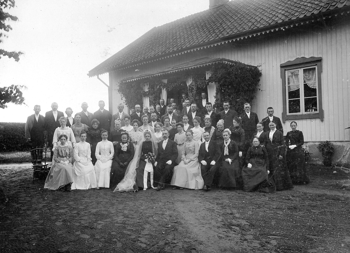 Bröllopsfölje fotograferade framför Gröna stugan i Skedevi socken.