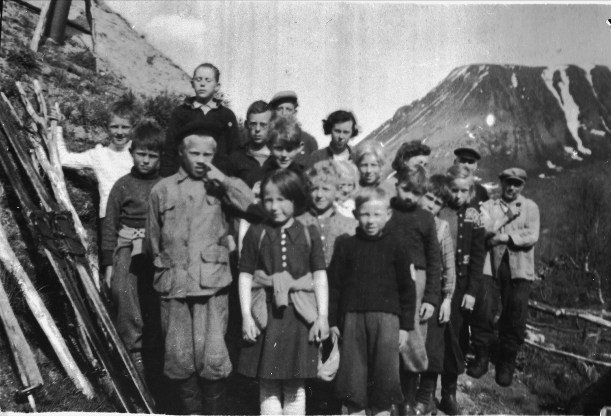 Skoleelever fra Kveøy, fotografert ved en gamme i Godfjord.
