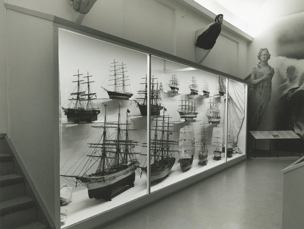 Utställningen "Oceanfarare". Monter med fartygsmodeller av segelfartyg.
