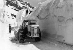 Åpning av vinterveg i 1961 på Rv 45 Østbøstølene - Hunndalen