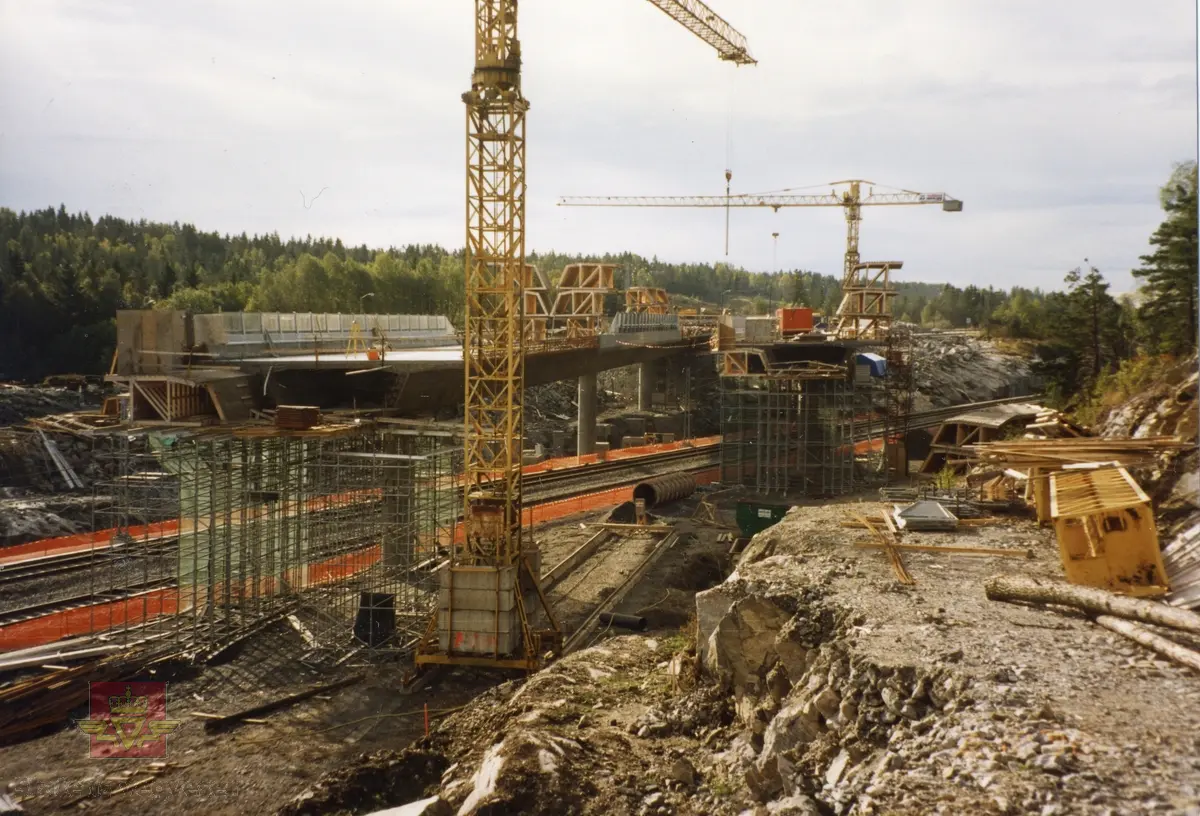 Bygging av Grimsrud bru E6 syd Follo, 1996-1997.  
Bilder fra Region øst  Romerike distrikt  Akershus.