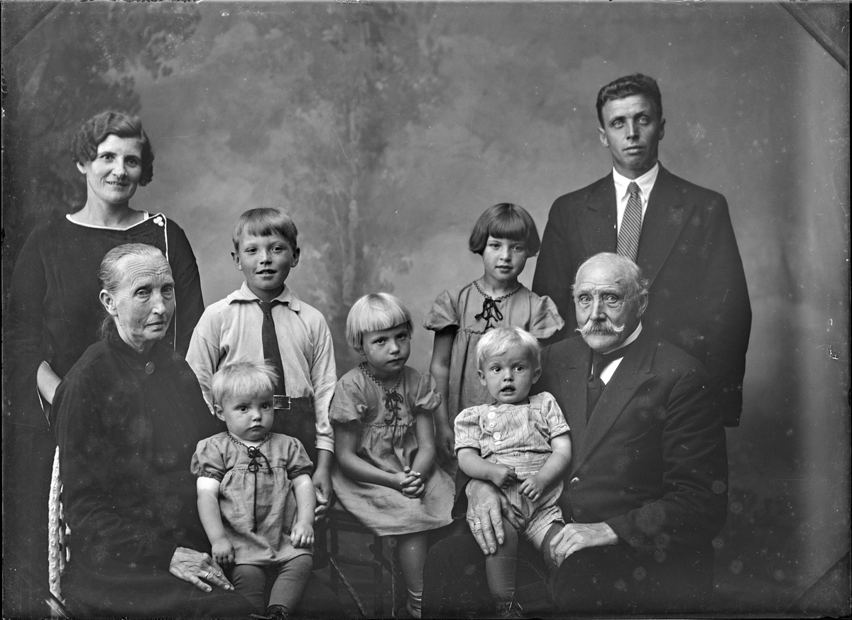 Portrettfoto av familie i tre generasjoner - Museene i Akershus ...