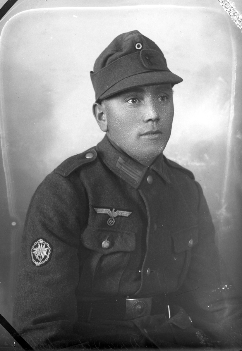 Portrett av tysk soldat i uniform, atelierfoto. Porträt eines deutschen Soldaten, 2. Weltkrieg, Elverum, Norwegen