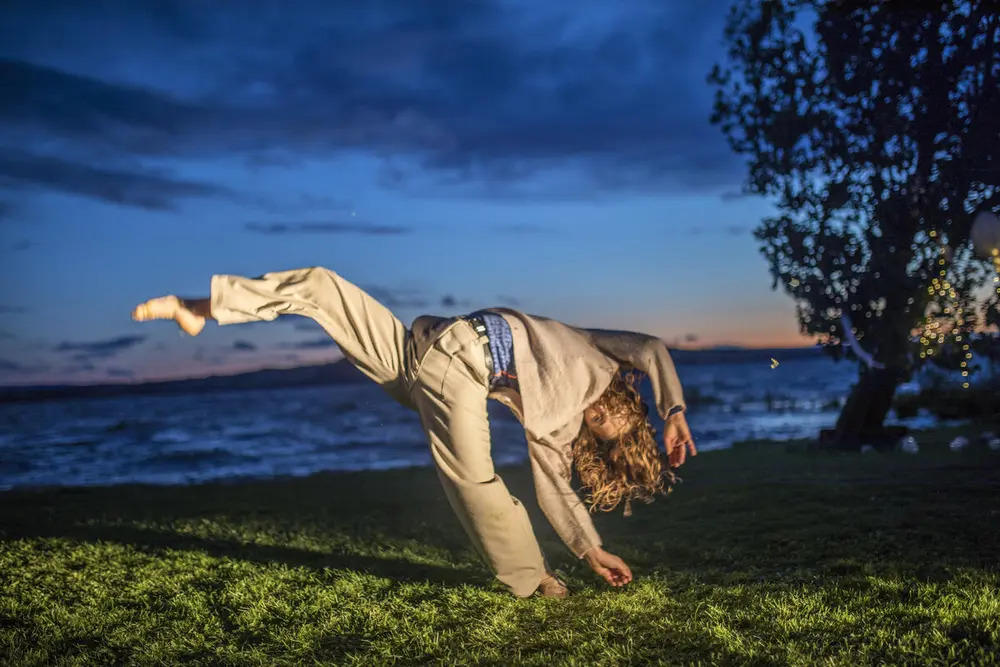 Dans på stien, foto fra tidligere arrangement, kvinne som danser foran Mjøsa