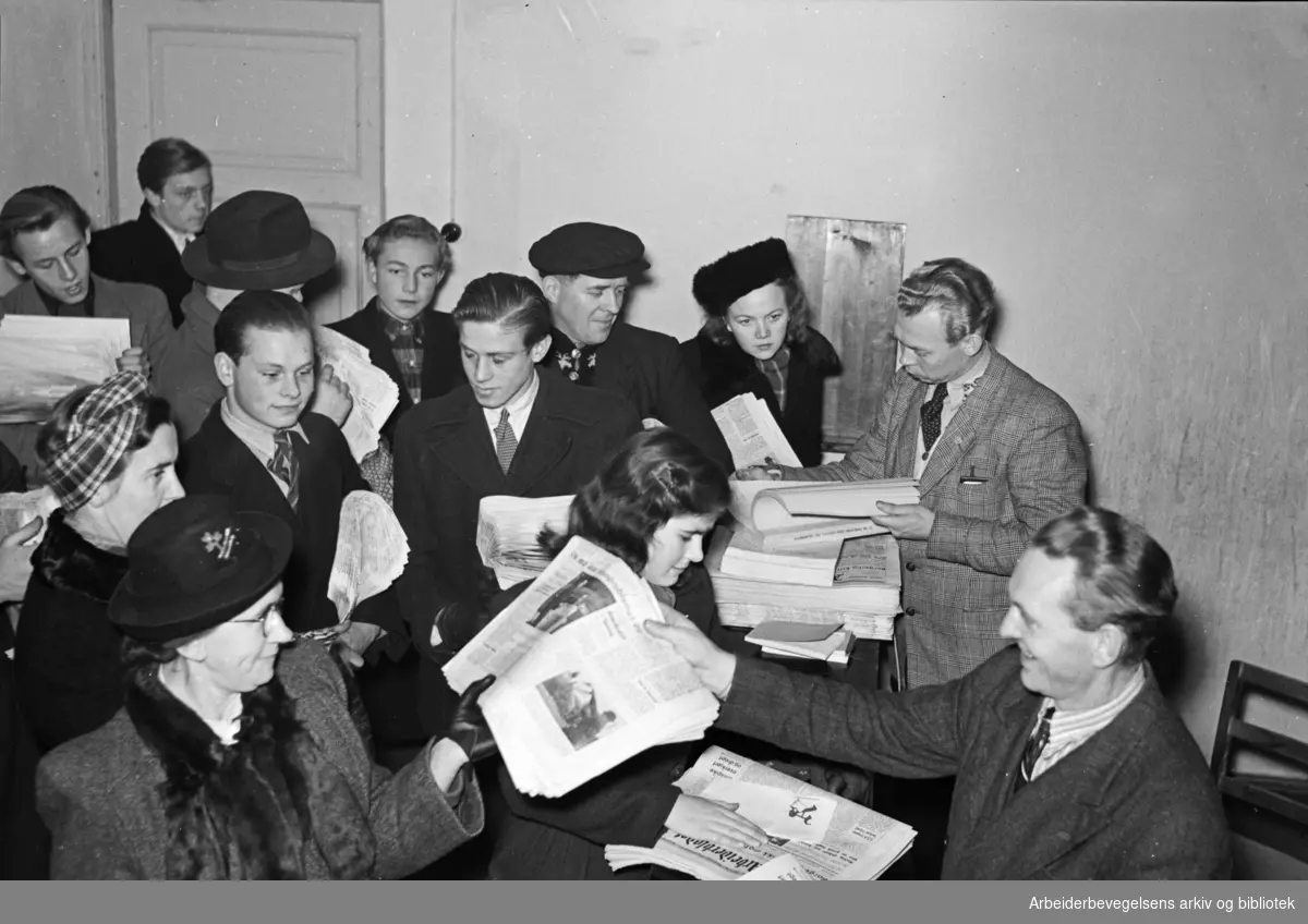 Medlemmer av Oslo Arbeidersamfunn gjør husagitasjon for Arbeiderbladet. Oktober 1946.