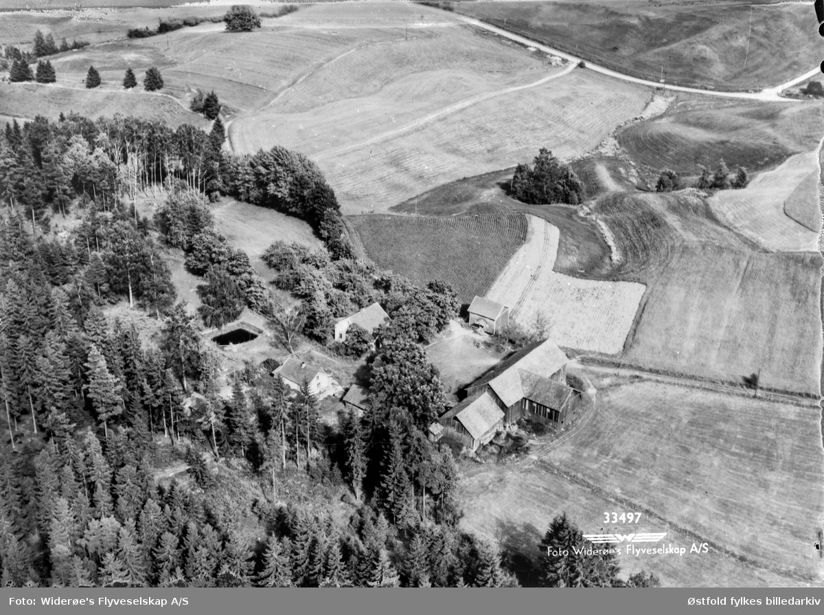 Skråfoto av gården Korum i Rakkestad, 22. juli 1951.