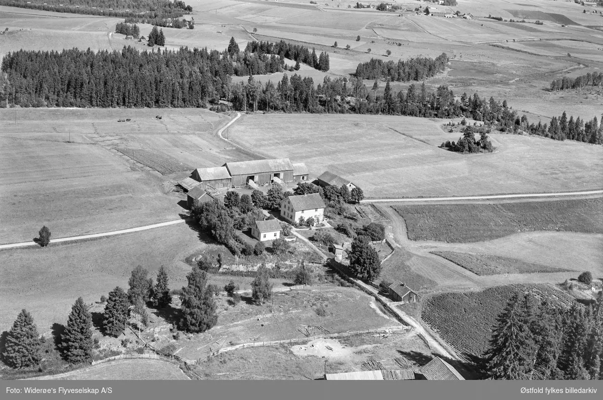 Skråfoto av gården Dehli i Rakkestad, juli 1951.