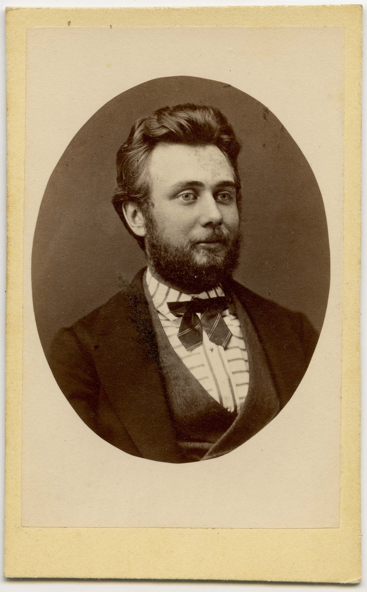 Porträtt på Dirigent och Organist Georg Wilhelm Heintze, född 4 juli år 1849 i Jönköping.