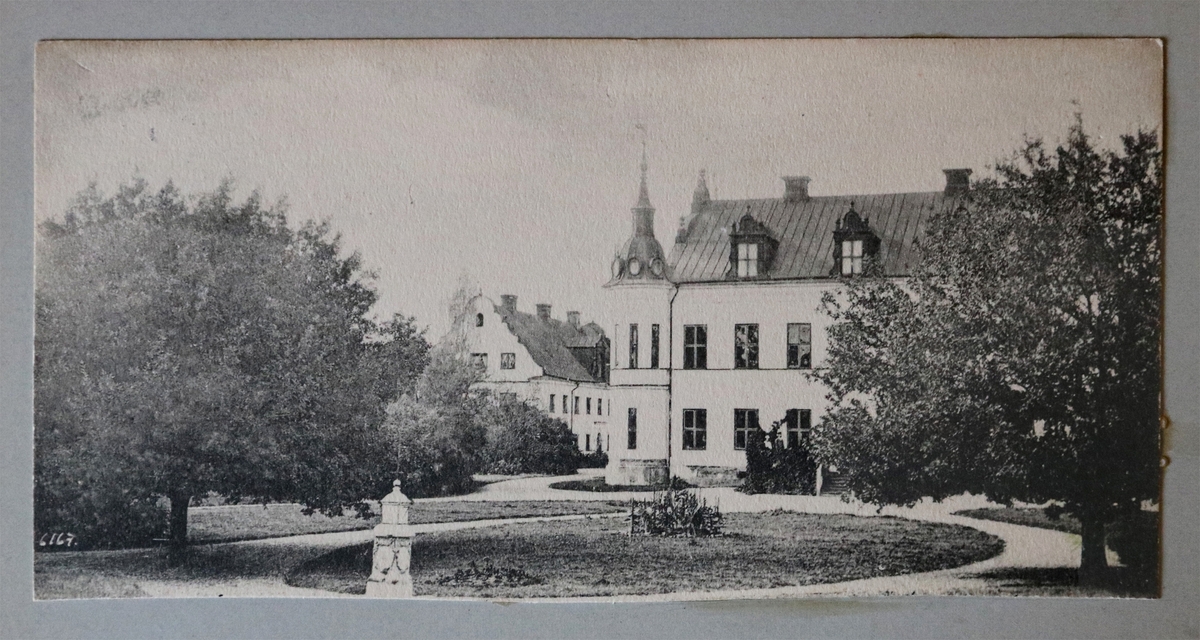 Vykortet har motiv av Ekholmens slott, Veckholms socken, Enköping.  Bilden är fotograferad av Anders Willmanson före 1905.

Vykortet är inklistrat i vykortsalbum EM6774:k.
