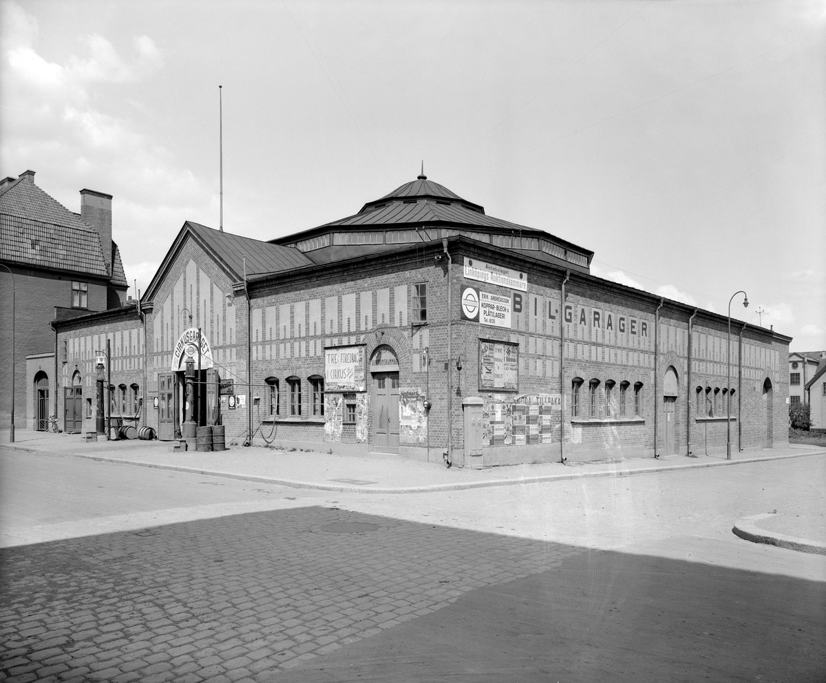 Under sommaren 1912 lät bolaget AB Cirkus uppföra denna särskilda cirkusbyggnad i Linköping. Målet var att hyra ut lokalerna till i första hand resande cirkussällskap, men även för andra arrangemang. Arkitektuppdraget hade tilldelats Nils Meijer.
Vid tiden för bilden hade byggnaden försetts med ett entresolplan med plats för allehanda uppträdanden i det övre planet. Bottenplanet hade inretts till bland annat ett garage, det så kallade Cirkusgaraget.