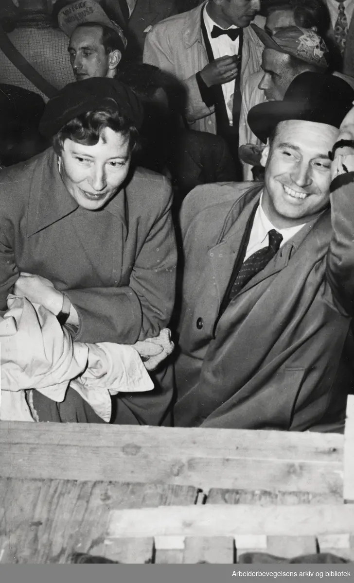 Werna Gerhardsen og Jens Christian Hauge. Antatt på en av AUFs Røde Buss-revyer før kommunevalget i 1951
