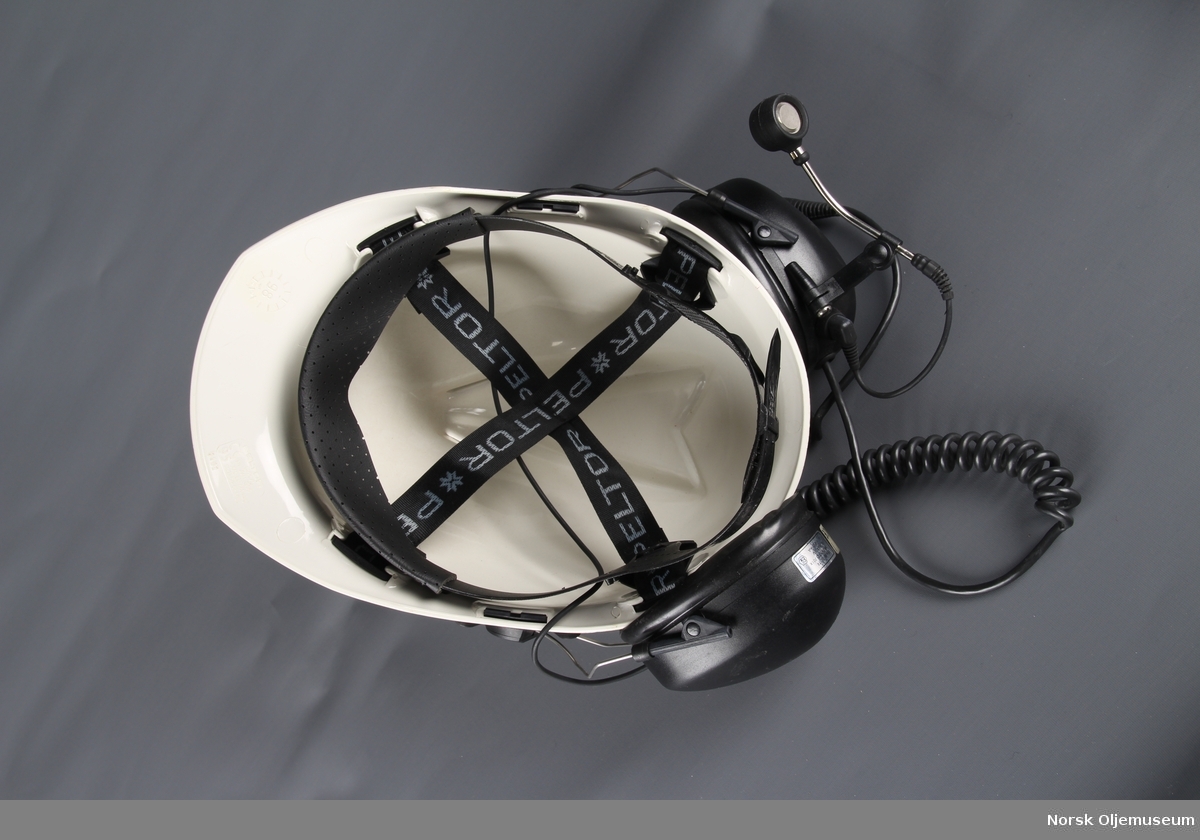 Vernehjelm med kommunikasjonsheadset og hørselsvern. 

Hjelmen var en del av utstyret tilknyttet sykestuen på boligplattformen QP på Friggfeltet.