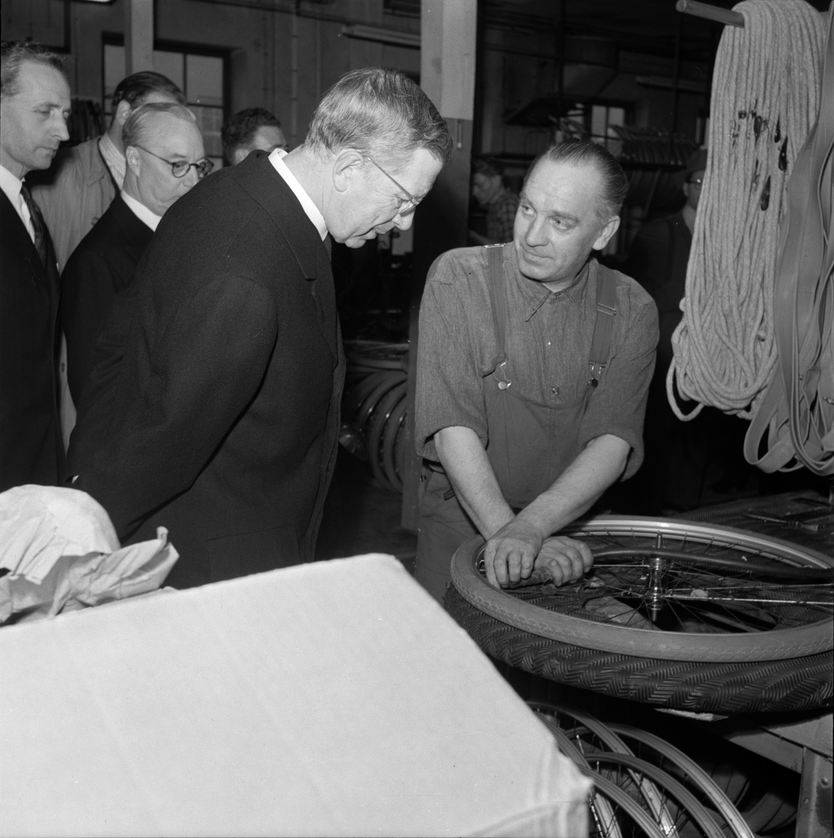 Kung Gustav VI Adolf besöker Nymanbolagen, Uppsala 1951