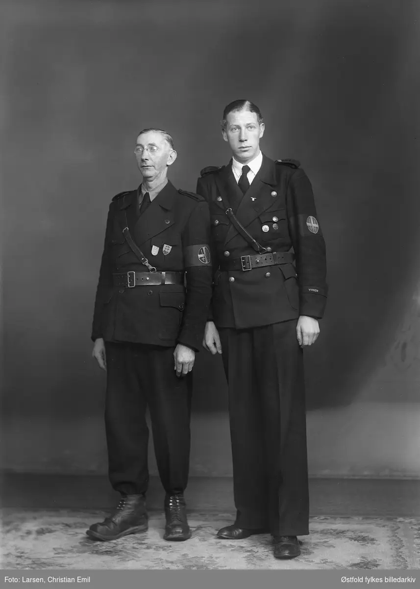 Portrett helfigur av to ukjente menn i hirduniform, 1942-43. Påsydd merke på armen: Viken.