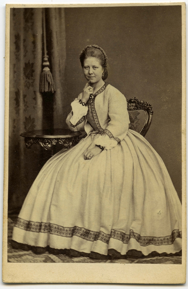 Porträtt på Jenny Olivia Charlotta Augusta Herrmansson, född 29 juli år1845.
