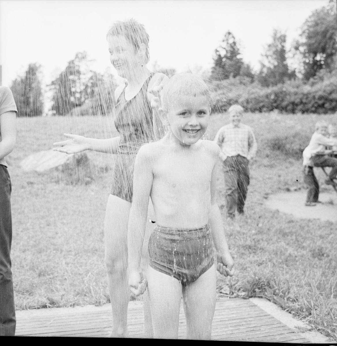 Sommarlek på stranden, Uppland 1961